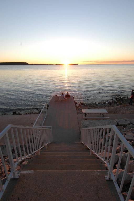 Westwood Shores Waterfront Resort Sturgeon Bay Exterior photo