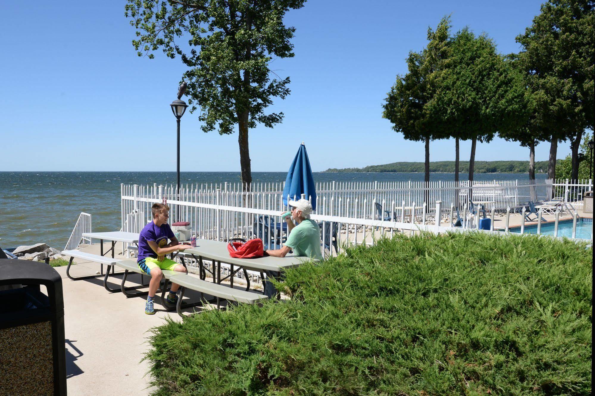 Westwood Shores Waterfront Resort Sturgeon Bay Exterior photo